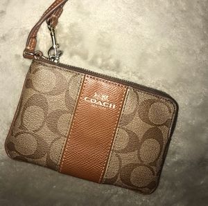 I'm selling a pretty coach wristlet(48)